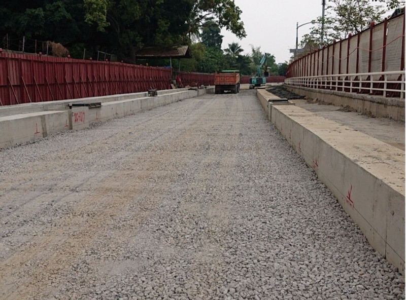 氣冷高爐石級配料適用於道路基層、底層及廠區基地填築，圖為該產品使用於輕軌鼓山段道路基底層。（業者提供）