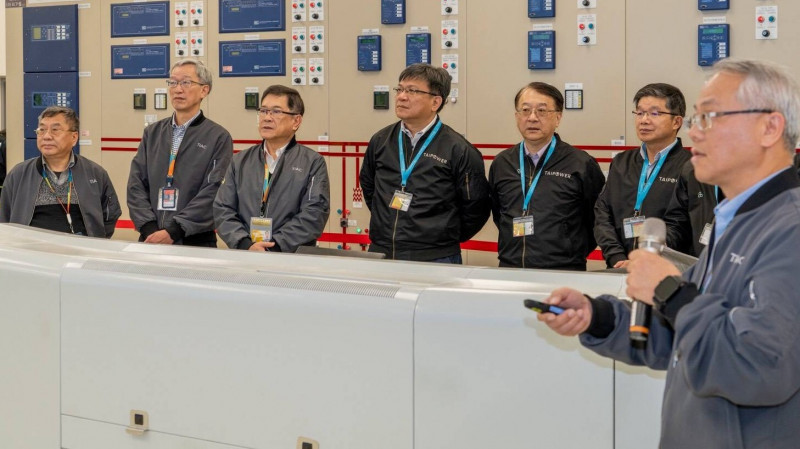 台電董事長曾文生（左4）親赴桃園國際機場，與桃機公司董事長楊偉甫（左3）率領同仁瞭解機場供電情形。（台電提供）