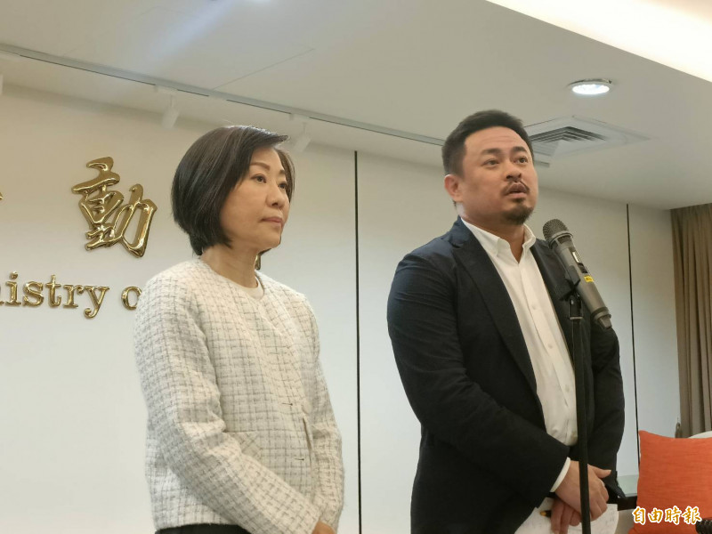 勞動部長洪申翰（右）、經濟部次長江文若（左）接受媒體聯訪。（記者李靚慧攝）