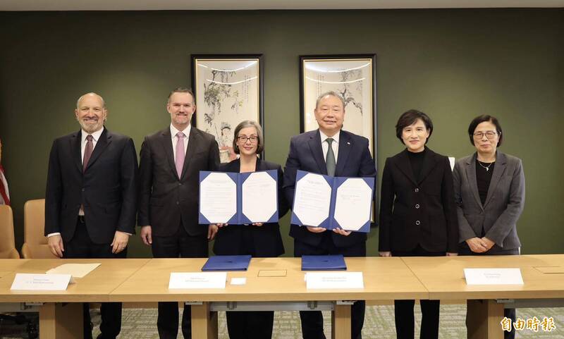美雙方於美東時間2月12日簽署台美對等貿易協定後合影。左起：美國商務部長盧特尼克、美國貿易代表葛里爾大使、美國在台協會（AIT）執行理事藍鶯、駐美代表俞大㵢、行政院副院長鄭麗君、行政院楊珍妮政務委員。（賴清德臉書）