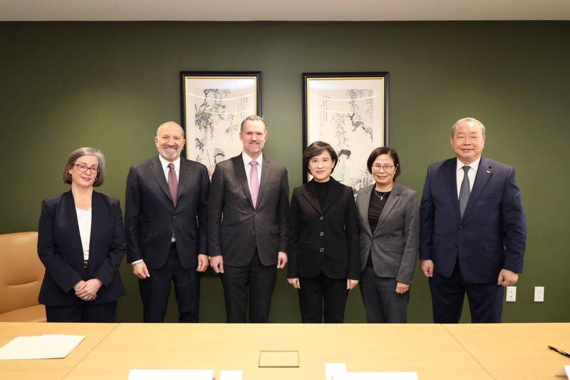 台美雙方於美東時間2月12日簽署台美對等貿易協定後合影。（行政院提供）