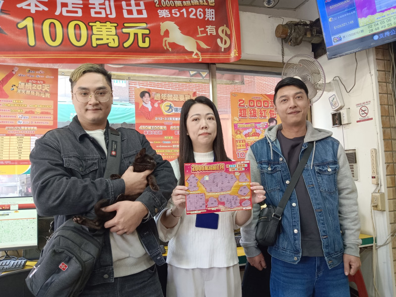 台中陳姓男子（左），幾天前在朝陽科大附近收養一隻流浪黑貓，沒想到昨天下午和弟弟（右），前往南區彩券行買刮刮樂，幸運刮中100萬元。（記者陳建志攝）