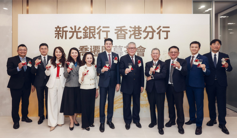 新光銀行副董事長尚瑞強（右五）、台新銀行副董事長吳昕豪（左六）及總經理林淑真（左五）等人，共同出席香港分行喬遷開幕典禮。（圖為台新新光提供）