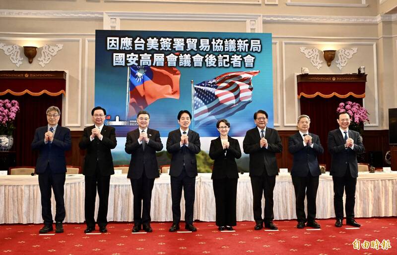 總統府13日舉行「因應台美簽署貿易協議新局」國安高層會議會後記者會，總統賴清德（左四）親自出席並發表談話。會後賴總統向國人及在場媒體拜年。（記者羅沛德攝）