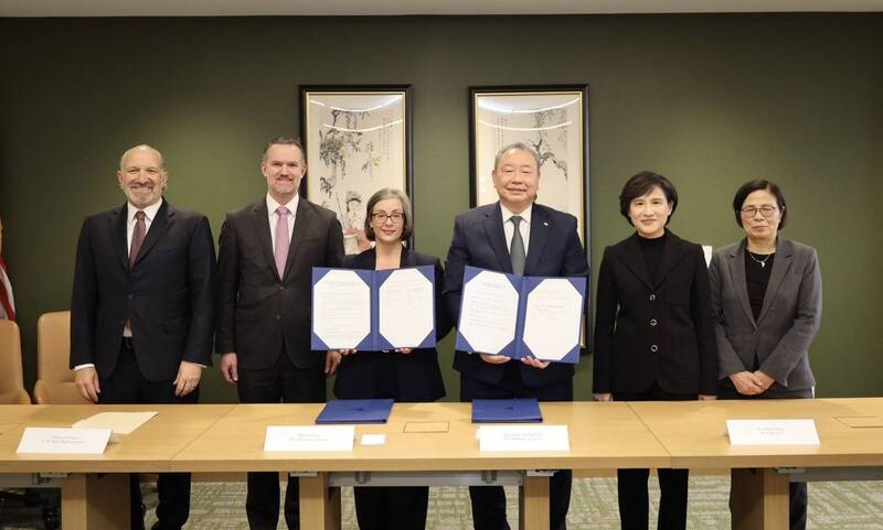 行政院副院長鄭麗君宣布台美經貿談判取得實質突破，台灣輸美產品平均關稅從35.7%大幅降至12.33%，取得對等關稅15%且不疊加最惠國稅率待遇，確保台灣在半導體與傳統產業的全球競爭力，與日、韓等競爭對手站在相同立足點。（行政院提供）

