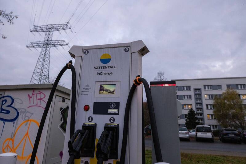 電動車在行駛中無線充電技術，希望能實現不依賴固定充電站、減少停等時間的邊行邊充模式。示意圖。（彭博資料照）