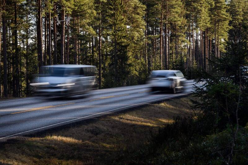 全球多地也已有實證計畫驗證動態無線充電技術的可行性。（彭博資料照）