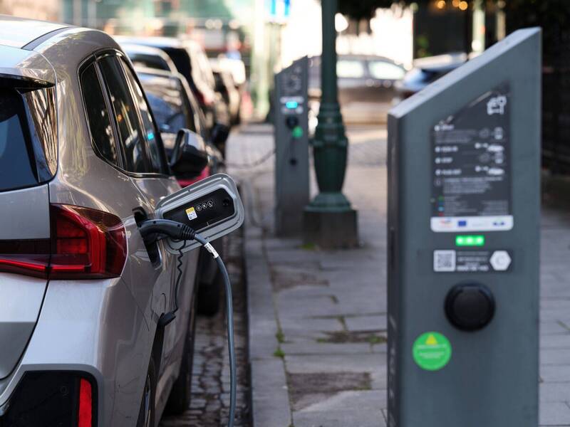 外媒報導，由於充電樁數量與分布不均，加上建設成本高昂，許多國家仍面臨基礎設施落後於EV 市場增速的困境。示意圖。（彭博資料照）