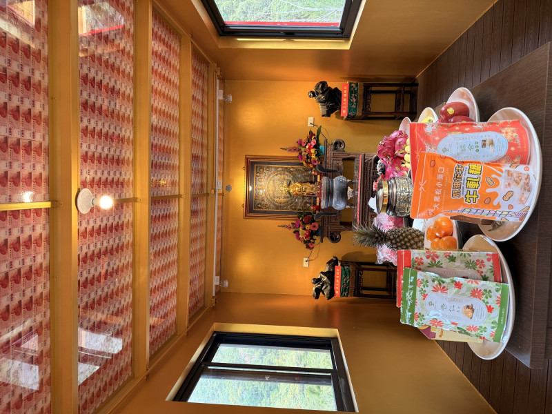 大黑松小倆口埔里元首館今年初打造了全台最迷你，僅9坪大的財神爺廟，天花板鋪滿了超過1700張的紅色百元鈔票。（大黑松小倆口提供）
