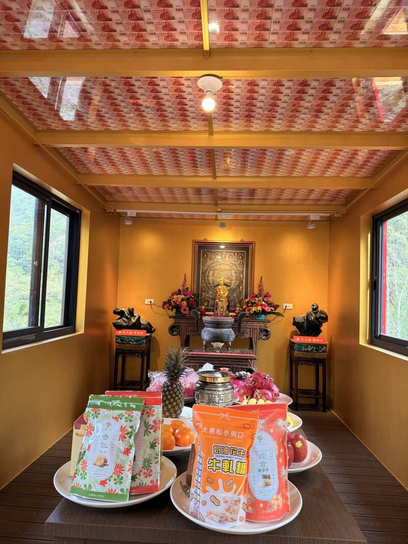 大黑松小倆口埔里元首館本年初打造了全台最迷你，僅9坪大的財神爺廟，天花板鋪滿了跨越1700張的紅色百元鈔票。（大黑松小倆口供給）