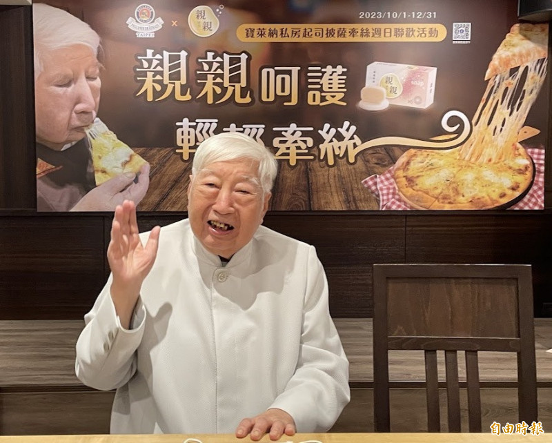 以水晶肥皂聞名的南僑集團會長陳飛龍，37歲便扛下南僑董事長的經營重責，他的經營哲學是走一條人煙稀少的路，創造企業的獨佔價值，打造橫跨清潔用品、食品和餐飲，獨一無二的南僑王國。（記者楊雅民攝）