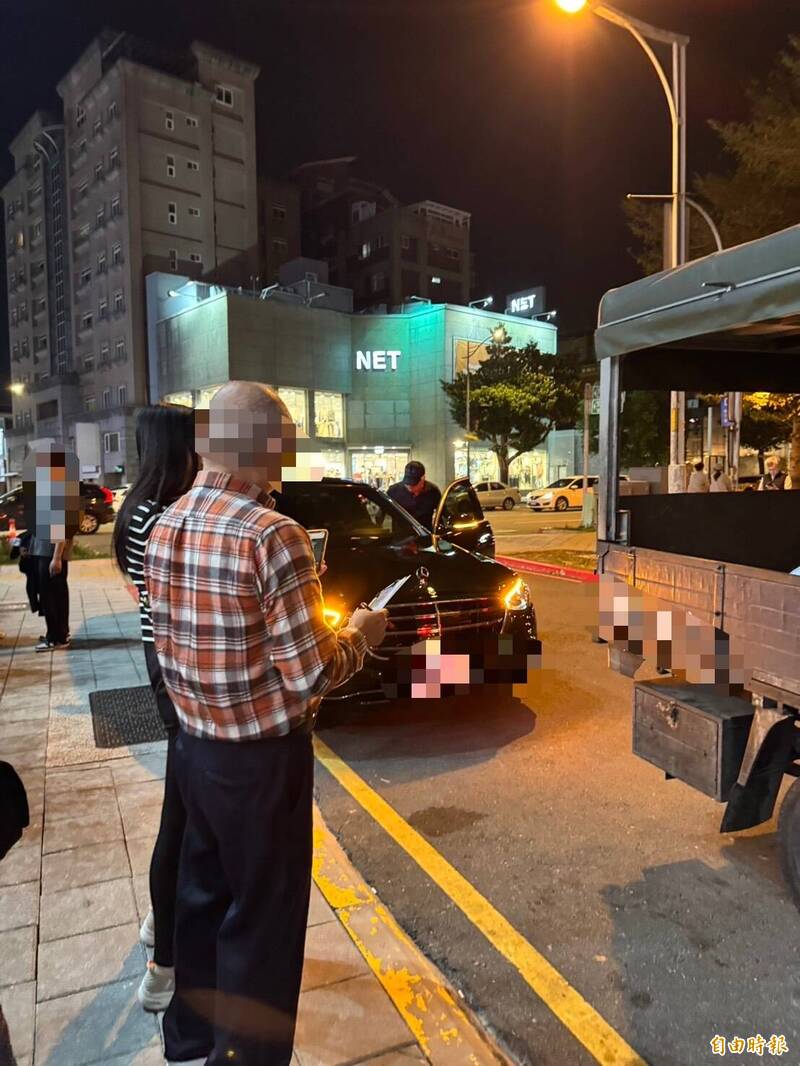 魏哲家拿到外帶後迅速上車離開。（記者侯家瑜攝）