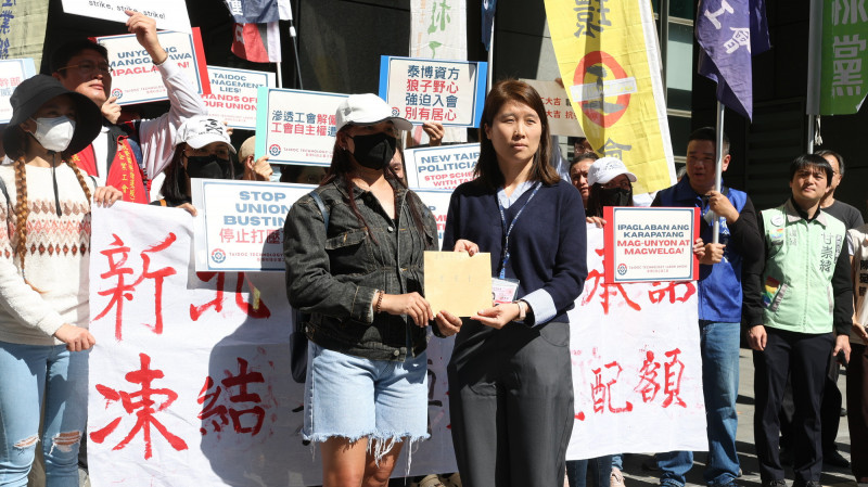 新北勞工局勞資關係科科長蕭慧敏（右）今在新北市府前收下泰博科技企業工會陳抗書。（記者黃政嘉攝）