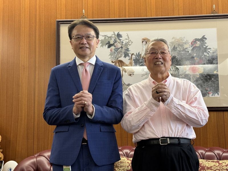 宏碁創辦人施振榮（右）與宏碁董事長陳俊聖（左）。（記者卓怡君攝）