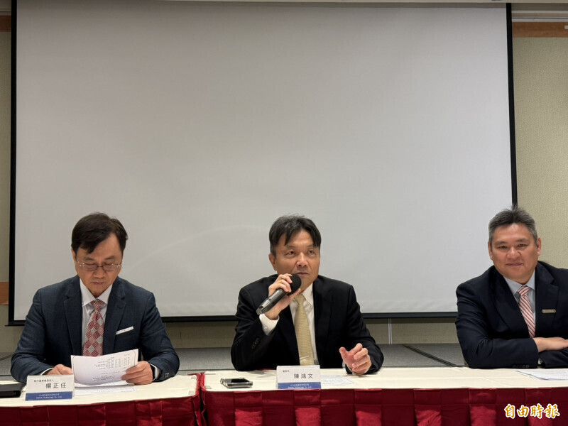 正文董事長陳鴻文（中）。（記者王憶紅攝）