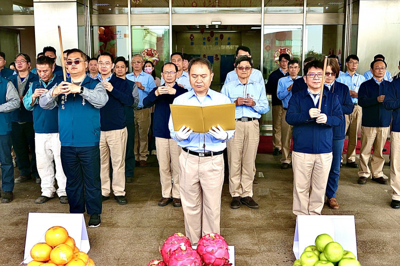 中龍鋼鐵總經理梁乃文（前）帶領團隊進行開春祈福。（中龍提供）