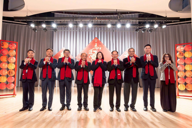 裕隆（2201）集團今天帶領集團高階主管共同新春祈拜，裕隆執行長嚴陳莉蓮（中）表示，去年外在環境波動劇烈，確實為集團帶來不少挑戰，但她看到的是，面對逆風，團隊沒有遲疑，而是以最快的速度來調整步伐、穩健應對，讓集團在不確定的環境中，依然展現營運韌性。（記者楊雅民攝）