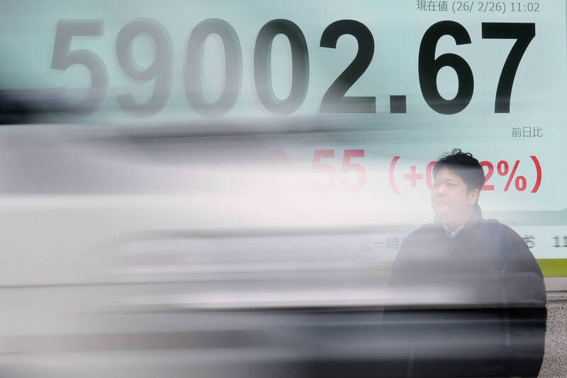 日經平均指數盤中首次突破59000點關卡，刷新歷史新高紀錄。（美聯社）