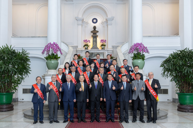 總統接見2025年企經協會得獎人。（企經協會提供）