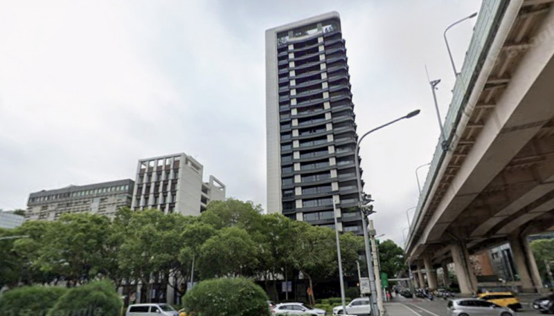 台北市敦化南路上豪宅「敦南樞苑」7樓，1月讓價880萬元成交。（翻攝自Google Map）