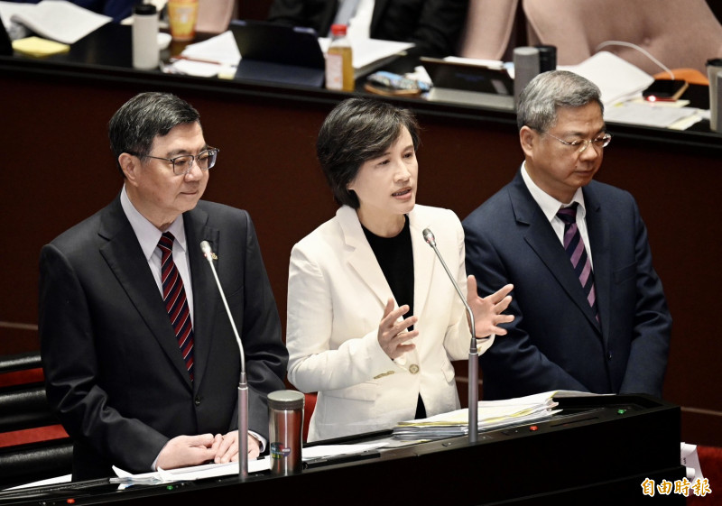 行政院長卓榮泰（左）今日赴立法院進行「台美關稅談判結果及其影響專案報告」並備詢。經濟部長龔明鑫（右）說，「美國車進口零關稅是沒有問題」。（記者羅沛德攝）