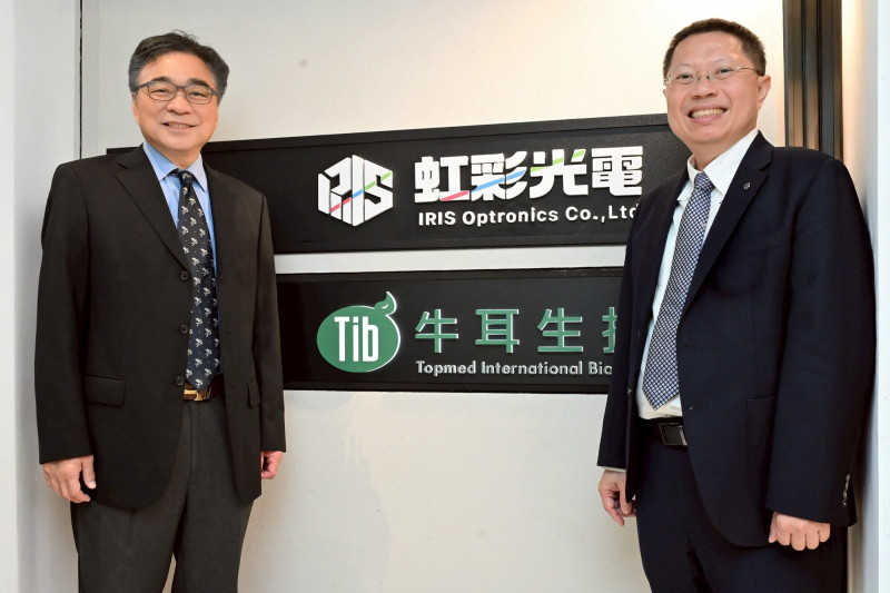 虹彩光電台北辦公室落成，由董事長暨總經理廖奇璋（右） 與虹彩科技董事長蔡朝正共同主持揭牌。（虹彩提供）