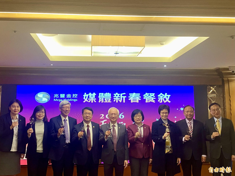 兆豐金控董事長董瑞斌（中）認為，中東戰事短期不致於造成國內物價波動。（記者鄭琪芳攝）
