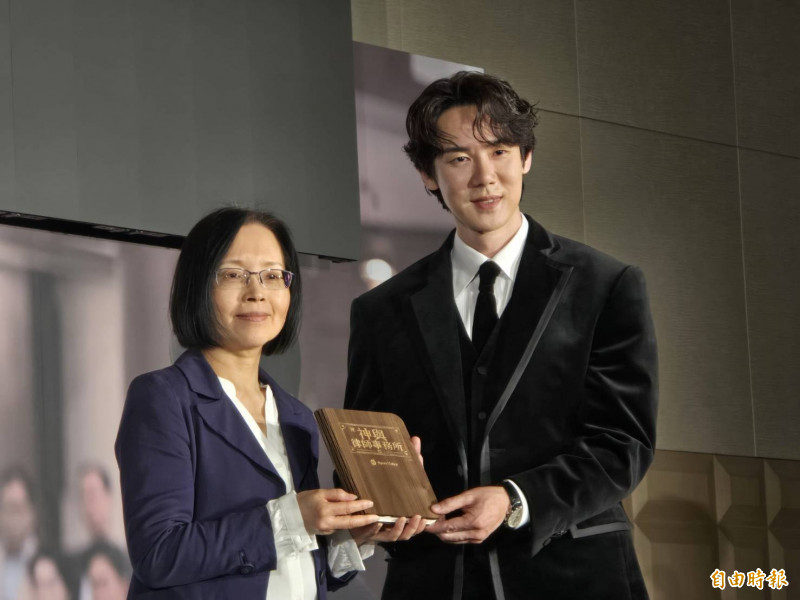 圖左維中華電信個人家庭分公司副總經理陳淑玲，右為《神與律師事務所》男主角柳演錫。（記者王憶紅攝）