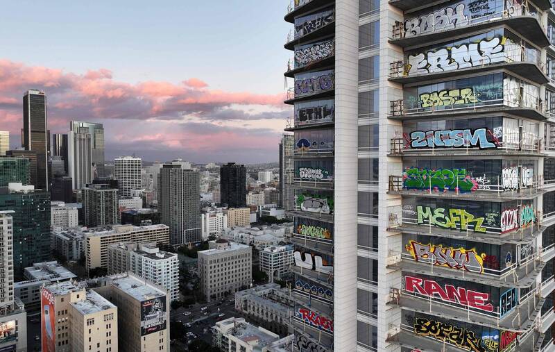 泛海廣場是中資企業在美國的爛尾樓，聳立於美國加州洛杉磯市中心、佈滿塗鴉。（法新社）