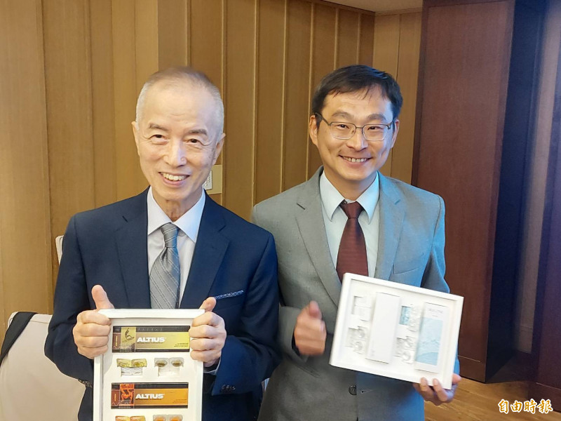望隼矽水膠鏡片2月取得日本證照。圖左為望隼董事長黃修權、右為總經理石安。（資料照）