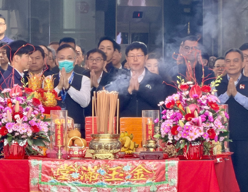 鴻海集團今日舉辦新春開工團拜，董事長劉揚偉率領員工祈求風調雨順。（記者方韋傑攝）
