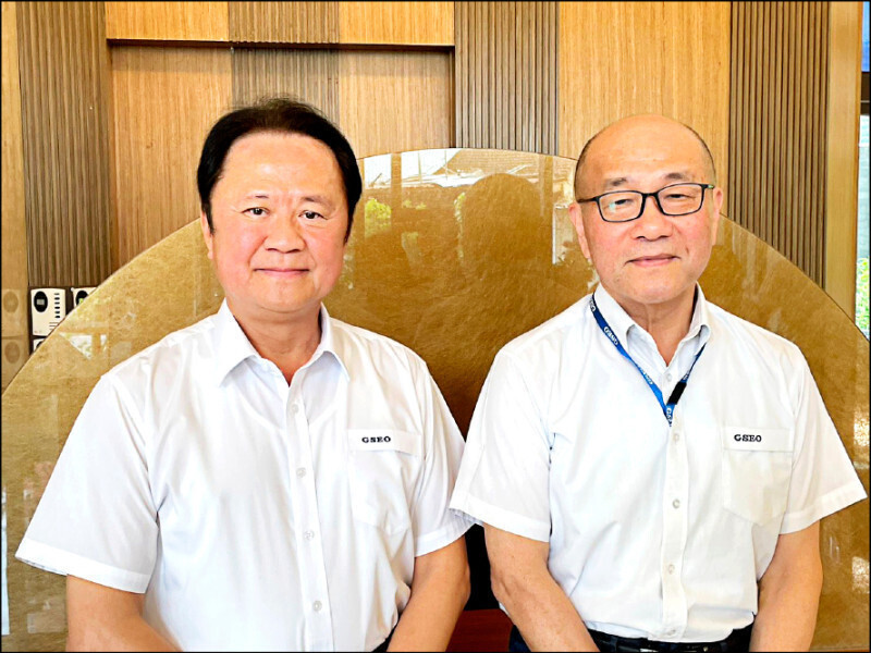玉晶光2月營收14.61億元。左為董事長陳天慶，右為總經理郭英理。（資料照）