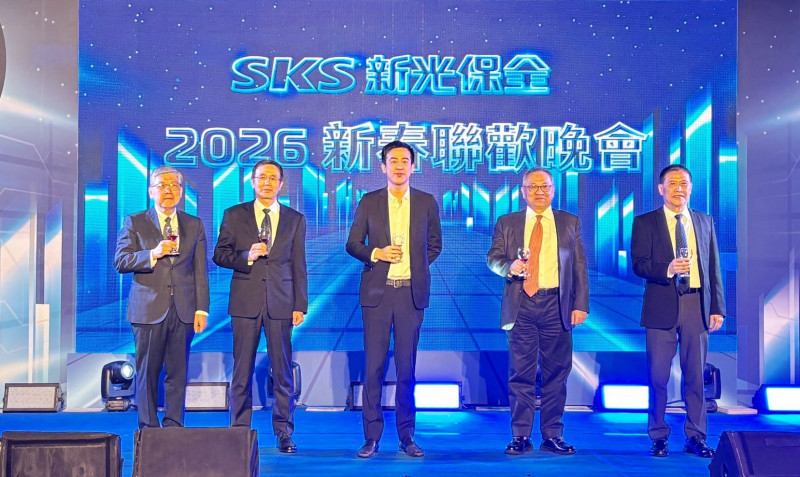 新光保全舉行2026春酒活動，董事長吳昕東（中）、總經理洪國超（右二）、執行副總黃春明。（新保提供）