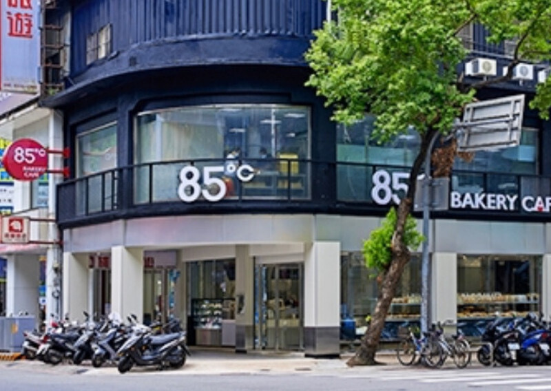 以85℃崛起的美食-KY（2723）去年12月大砍中國不賺錢的門市，今天公告2025年合併營收達181.07億元，年減4.59%，稅後虧損4.44億元，首見每股虧損2.47元。（取自官網）
