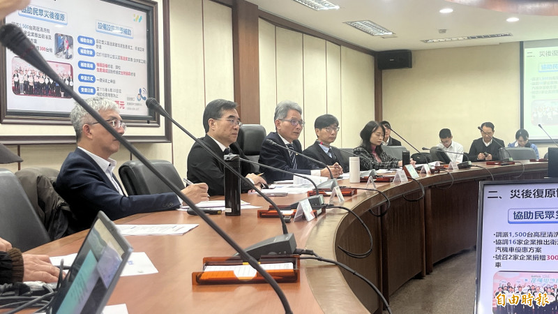 經濟部次長賴建信（左3）今主持「加速推動馬太鞍復建及產業復原」記者會。（記者廖家寧攝）