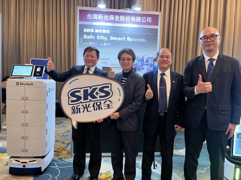 新光保全向台南市副市長趙卿惠（左二）說明AI邊緣運算於跌倒偵測之應用情形。（新保提供）