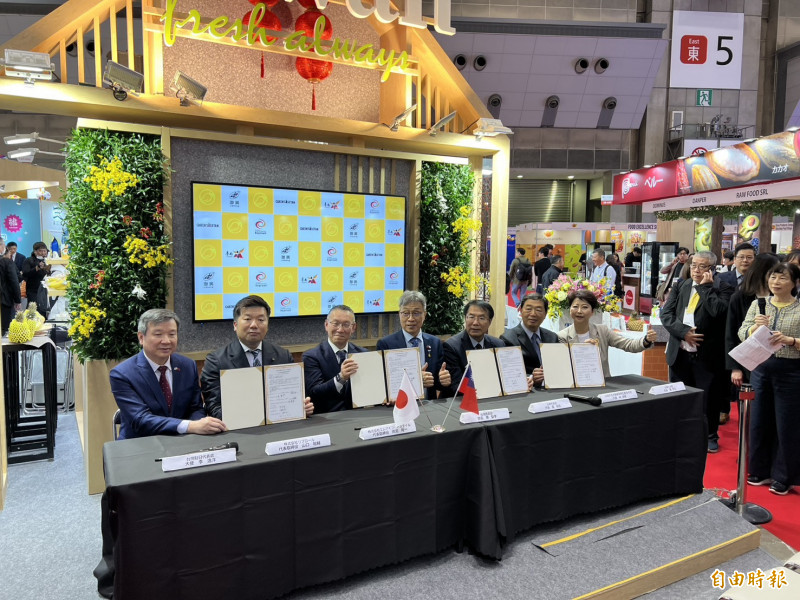 農業部設的台灣農水產館今天見證台南市長黃偉哲（右3）與日本業者簽署玉井芒果採購合作備忘錄，農業部長陳駿季（中）、駐日代表李逸洋（左）以及立委陳亭妃（右）見證。（記者林翠儀攝）