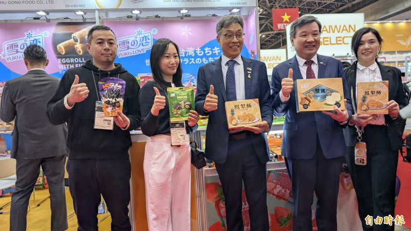 駐日代表李逸洋（右2）與農業部長陳駿季（中）參觀台灣館的展攤。（記者林翠儀攝）