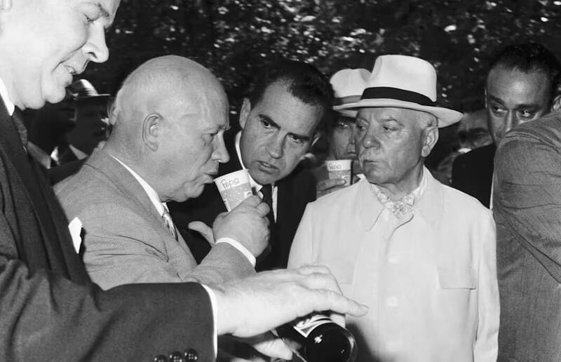 1959�꣬�ϴ�����������ſ��֣���³ѩ��������״�Ʒ�����¿��֣�ʱ�θ���ͳ���ɭ�����ź���װ�ߣ���һ�Թۿ��� �������գ�������