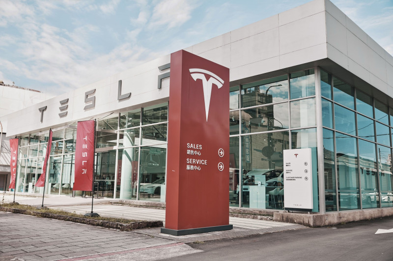 特斯拉（Tesla）在台將屆滿10周年，今日宣布推出限時活動，凡於3月31日以前完成新車交付，並至活動頁登記，將有機會抽中10股Tesla股票。（特斯拉提供）