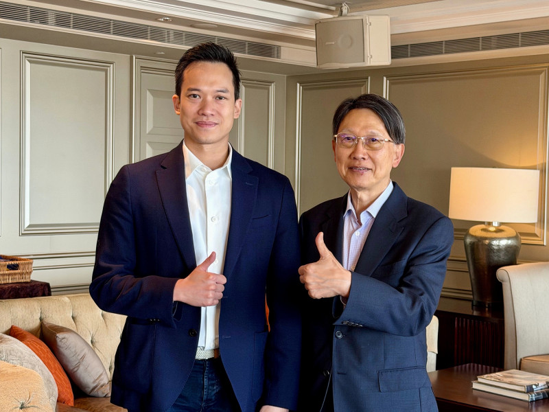 聚陽董事長周理平（右起）、執行長周心鵬看好今年營運優於去年表現。（記者方韋傑攝）
