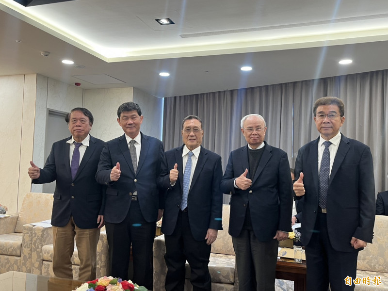 台塑總裁吳嘉昭（中）表示，2030年轉型年效益高達386億元。（記者張慧雯攝）