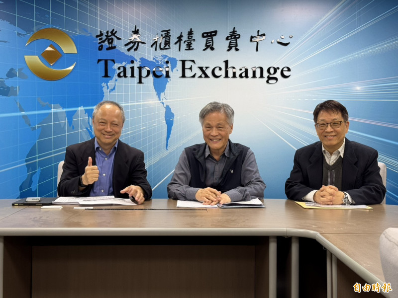 易威、健亞透過股份轉換合作，健亞將成易威100%子公司。圖左一為易威董事長林翰飛、中為健亞董事長陳正。（記者陳永吉攝）