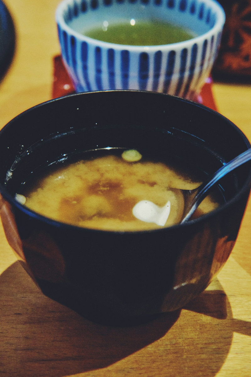 營養師指出，味噌含有天然的GABA成分，有助舒緩壓力、放鬆身心，適合在晚餐時段飲用，幫助身體逐步進入休息狀態。（下載自unsplash）