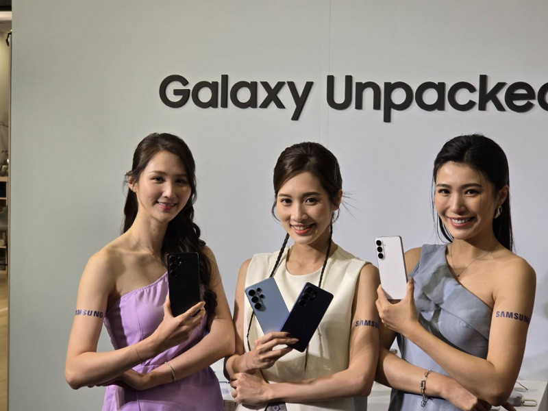三星Galaxy S26旗艦系列今日正式展開預購取貨。（記者王憶紅攝）