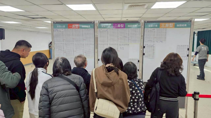 「宜居小東」社宅抽籤結果，現場公告供民眾查閱。（圖由南市都發局提供）