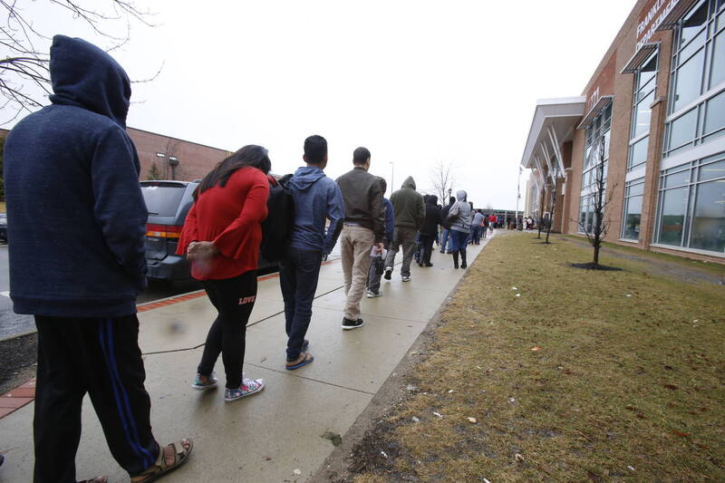 被裁後才發現現實殘酷！60多歲銀行主管投履歷一年仍找不到工作