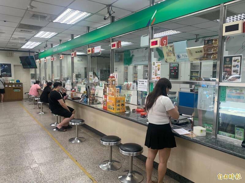 中華郵政今天（14日）起開始新規定，網路郵局及行動郵局「綜合儲金存簿轉定存」轉存本金的單筆金額及每日/每月合併累加存款金額，調整為「不逾新台幣100萬元」，且網路郵局與行動郵局轉存本金金額併計。（資料照）
