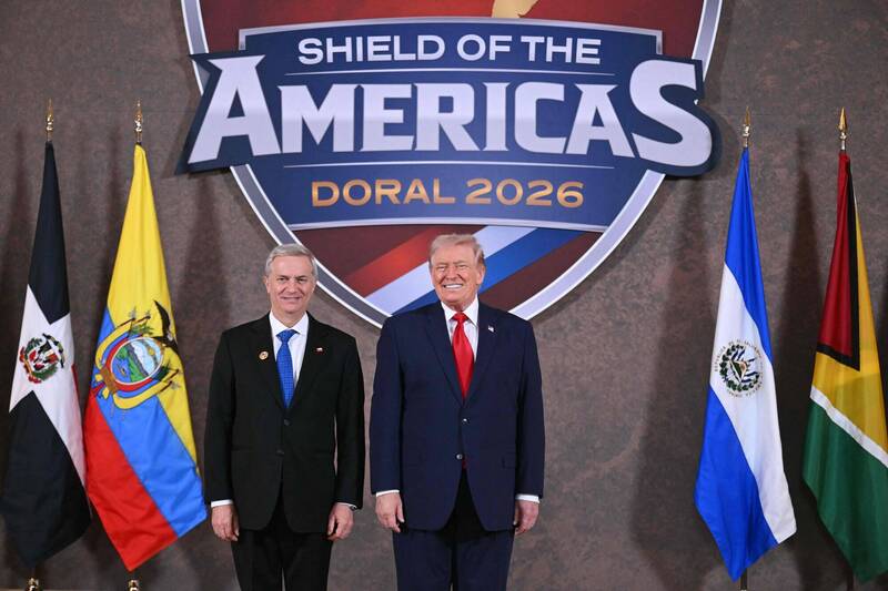 美國總統川普和智利新總統卡斯特（左）在美洲之盾峰會開幕式上合影。（法新社）