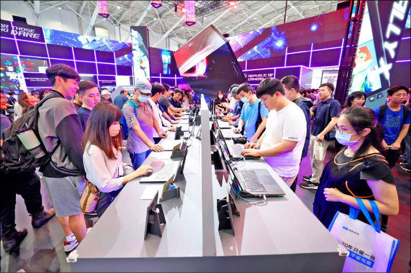 記憶體與儲存裝置價格上漲衝擊,研調機構Omdia最新指出,2026年全球桌上型電腦、筆記型電腦恐出現明顯下滑,預估年減10%到12%。(示意圖,中央社資料照)